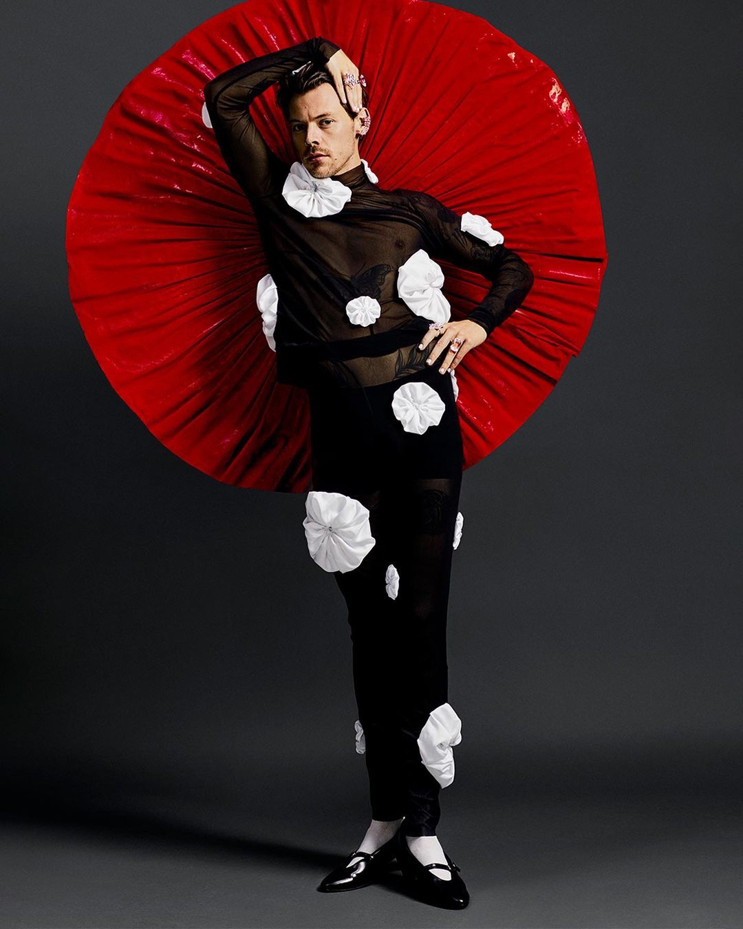 Яркий маникюр для мужчин в тренде: какой цвет ногтей выбирают знаменитости