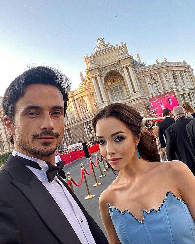 Чоловік Кухар зізнався, що умовив дружину зробити і показав розкішний світський вихід