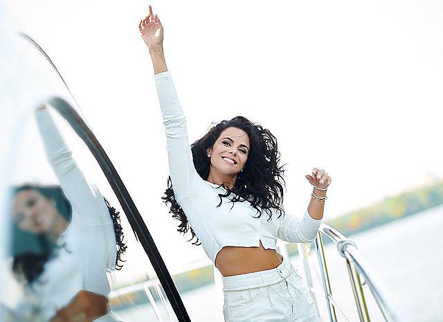 &quot;Крута красуня&quot;: розкута Каменських спокусила елегантною зухвалістю і блиснула формами в топі