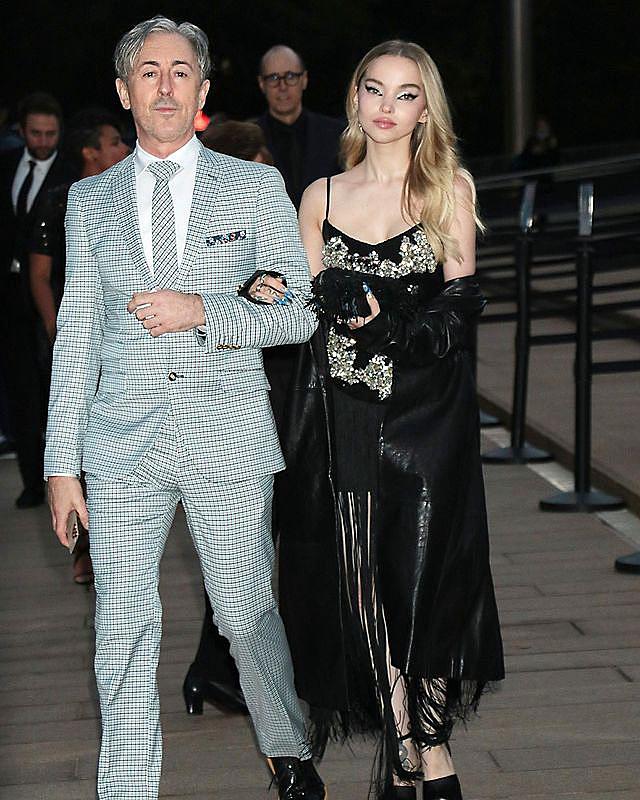 Перевести стрелки: Дуа Липа, Хантер Шефер и другие показали трендовый яркий макияж глаз 2022