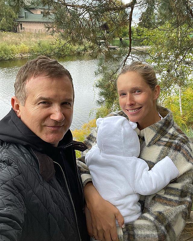 "Заспанные, но счастливые": Осадчая и Горбунов умилили осенней прогулкой с малышом