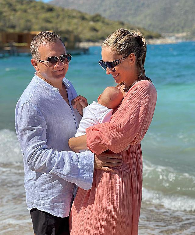 Любовь на троих: Осадчая с Горбуновым и сынишкой растрогали фотосетом у моря по особому поводу