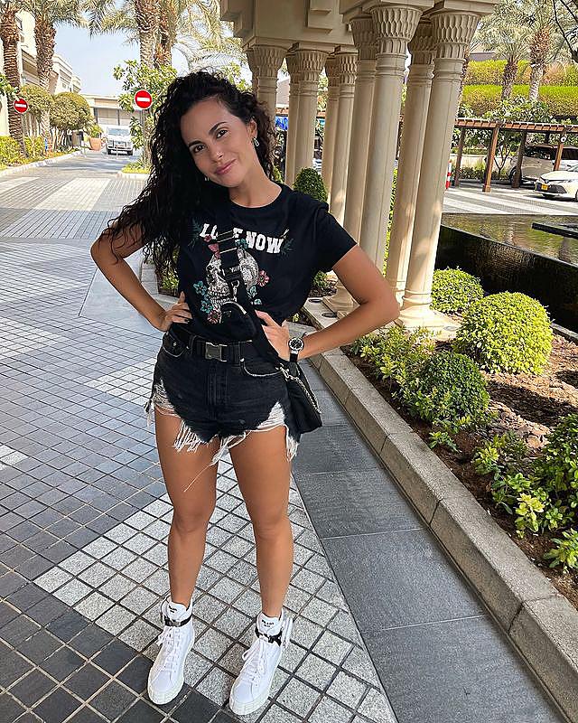 "Немов 18-річна": Каменських у крихітних шортиках підкорила зовнішнім виглядом серед пальм