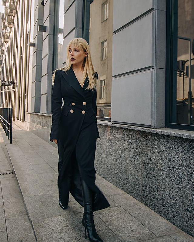 Кароль у сукні-смокінгу за 5 300 грн вбила наповал грацією і стилем: жінка-кішка