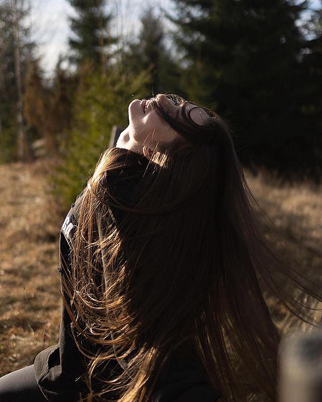 Хочу: Эллерт заинтриговал посланием для "сбежавшей" в Карпаты Мишиной