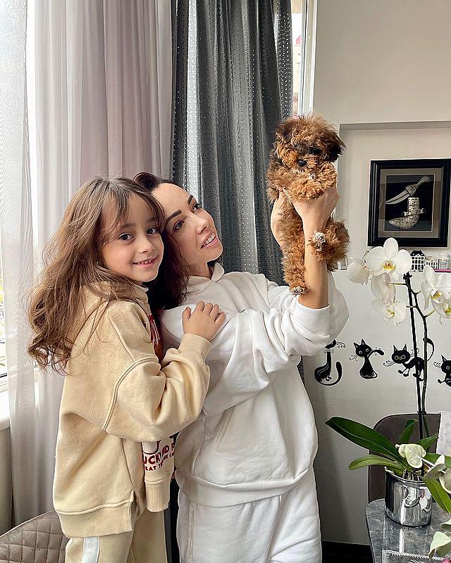 Муж решил: Счастливая Кухар в день рождения дочери заявила о прибавлении в семействе