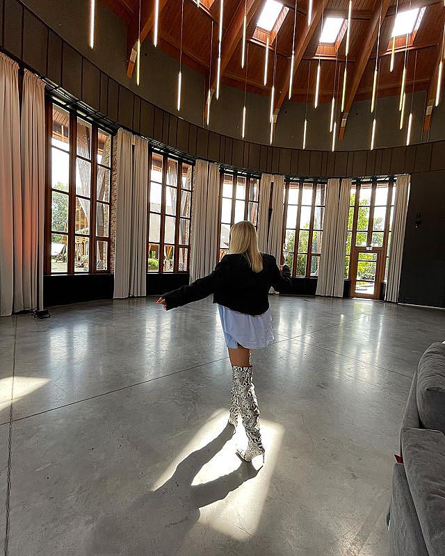 "Девушка на миллион": Никитюк в мини и "змеиных" ботфортах ошеломила стройными формами