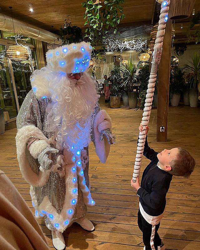 Ошатна Осадча у вишитій сукні як у Мей Маск і Горбунов у вишиванці охрестили синочка