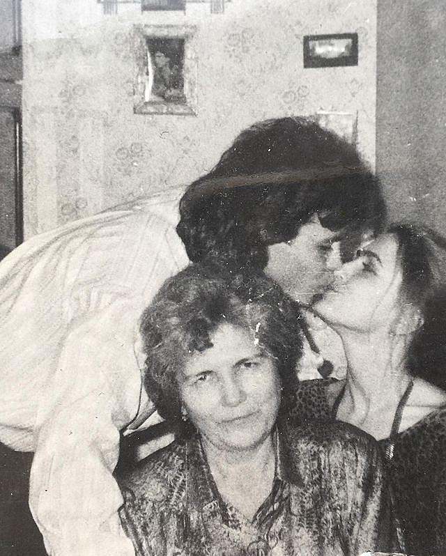 Такие молоденькие! Сумская очаровала романтикой с мужем на фото 25-летней давности в Новый год