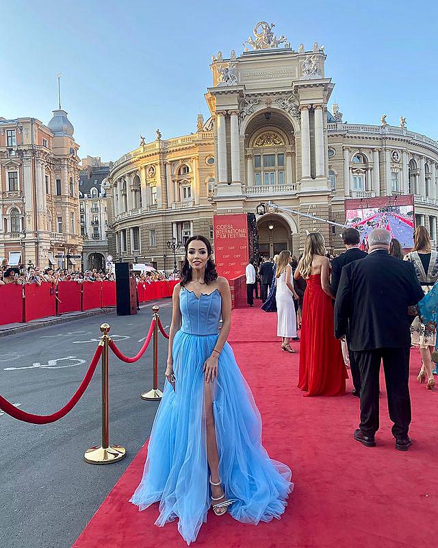 Чоловік Кухар зізнався, що умовив дружину зробити і показав розкішний світський вихід