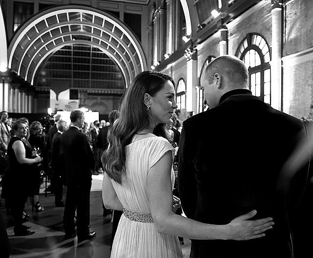 Чорно-біла романтика: Кейт Міддлтон і принц Вільям зачарували ніжністю в публічному місці