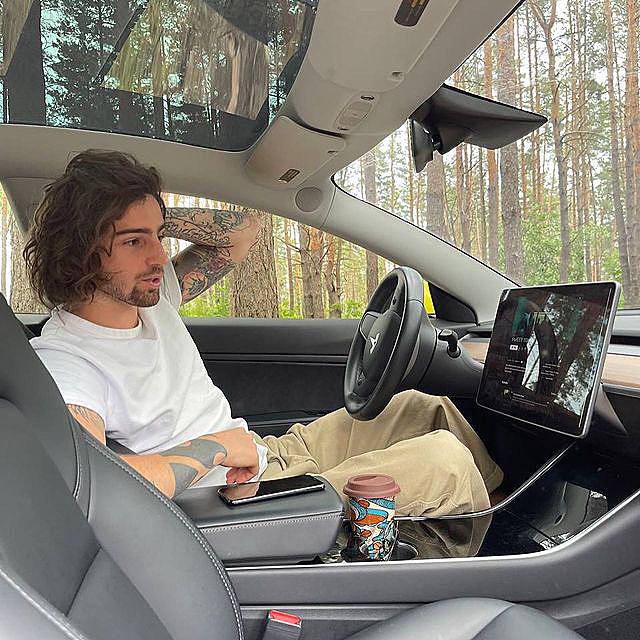 Дорофееву заподозрили в беременности, а она смутила семейным автопарком: зачем номера &quot;палить&quot;?