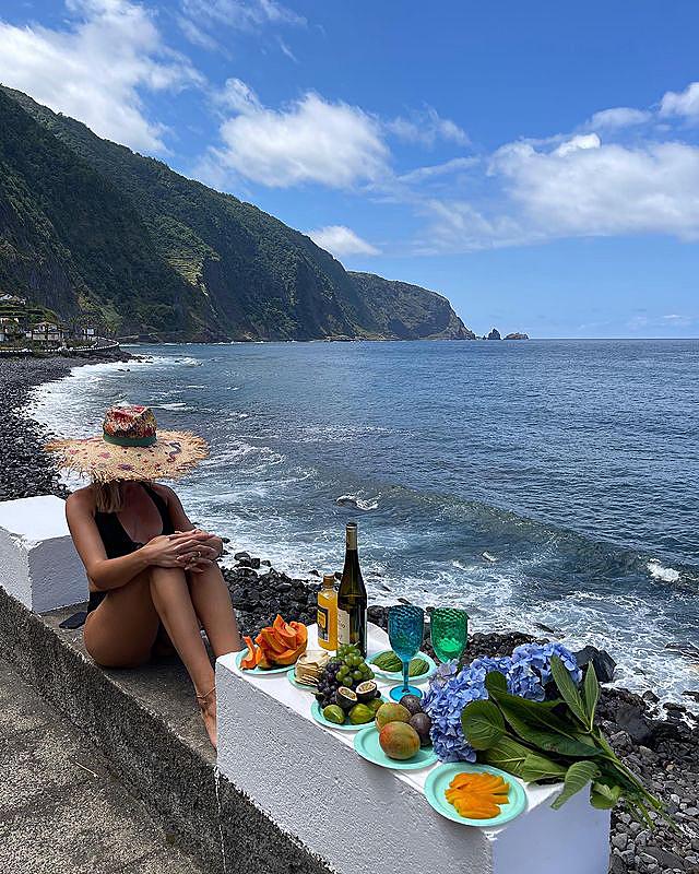 В микробикини и атласном корсете: Леся Никитюк соблазнила калейдоскопом летних образов