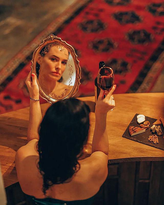 Королівська розкіш: Астаф'єва в напівпрозорій сукні без білизни полонила хвилюючими вигинами