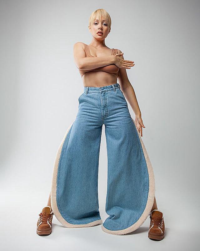 &quot;Нічого собі, який стиль!&quot; Кароль в незвичайному образі за 24 000 грн розбурхала мережу