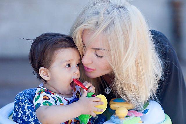 Як схожий на тата! У мережу потрапили ексклюзивні фото сина-іменинника Білик з перших днів до сьогодні