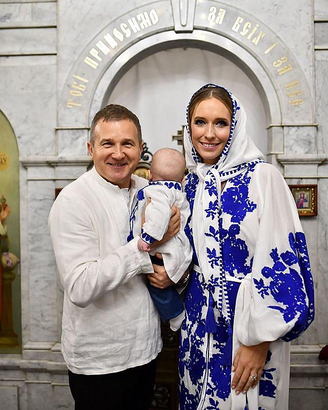 Ошатна Осадча у вишитій сукні як у Мей Маск і Горбунов у вишиванці охрестили синочка