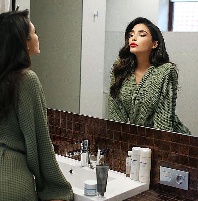 Санта Димопулос в одном халате из ванной дала важный совет женщинам: нравится взрослеть