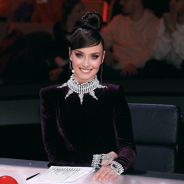 Мишина в роскошном бархатном платье поделилась переживаниями: почувствовала испуг