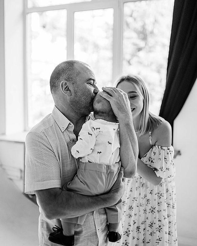 Жена Павлика очаровала семейным фото с сынишкой по особому поводу: время летит быстро