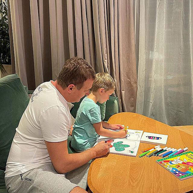 "Познание прекрасного": Горбунов умилил творчеством со старшим сыночком-копией себя