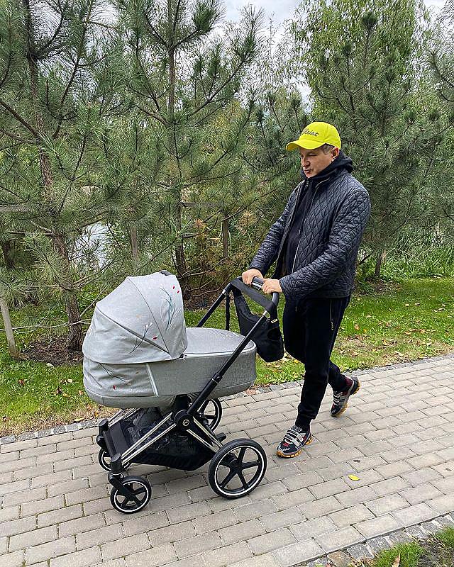 "Заспанные, но счастливые": Осадчая и Горбунов умилили осенней прогулкой с малышом