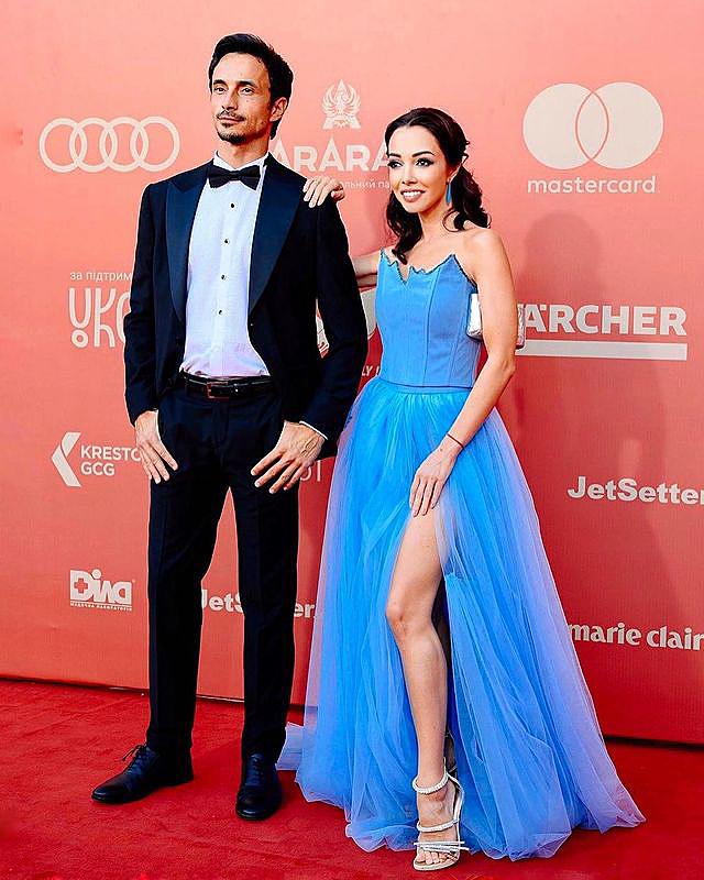 Чоловік Кухар зізнався, що умовив дружину зробити і показав розкішний світський вихід