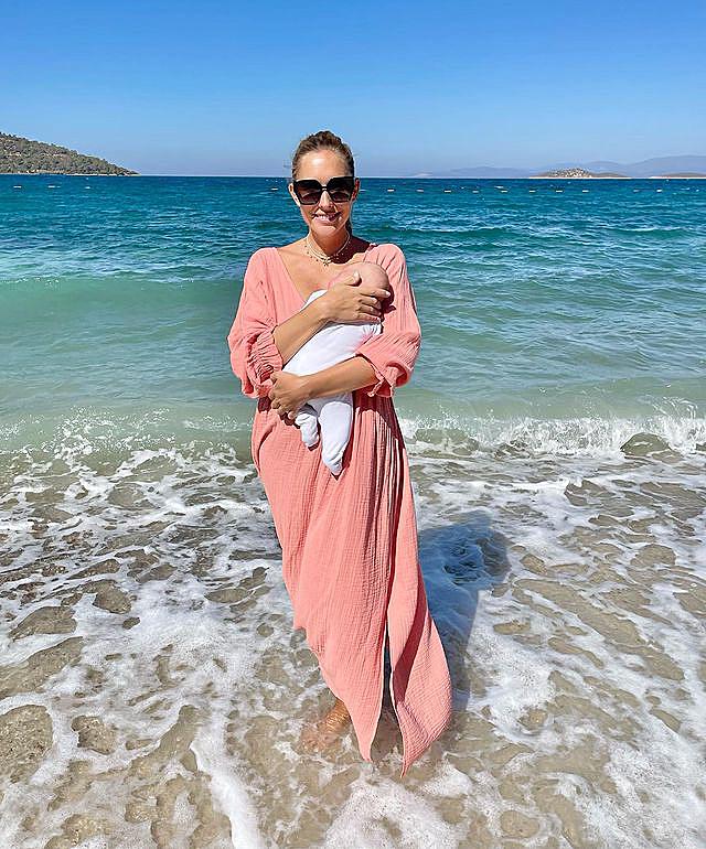 Любовь на троих: Осадчая с Горбуновым и сынишкой растрогали фотосетом у моря по особому поводу