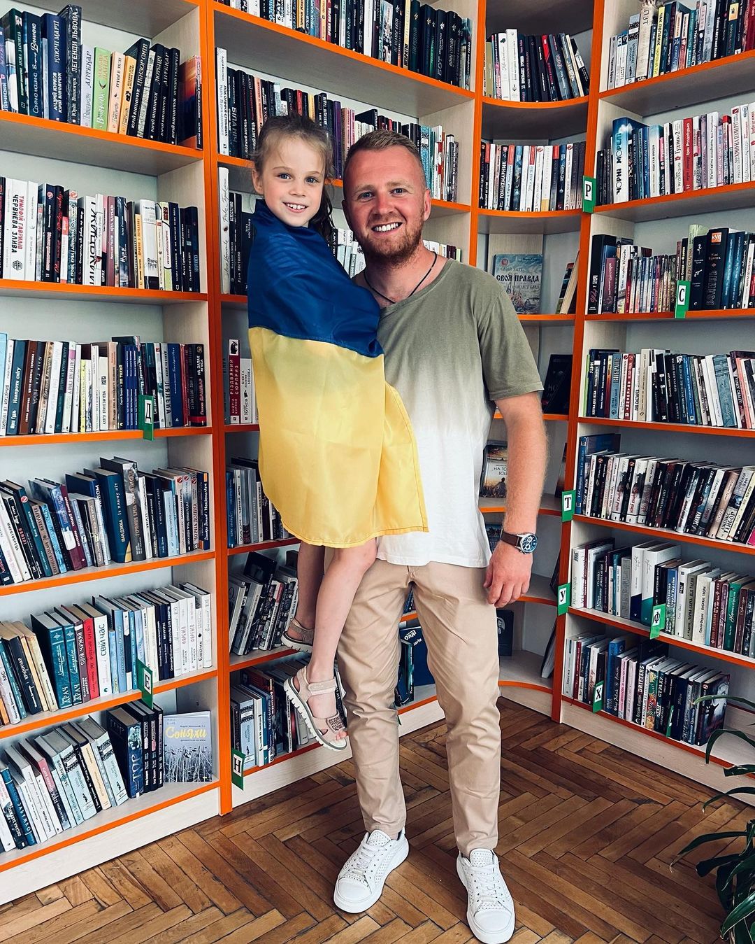 Український співак зустрівся з дітками із Маріуполя, Харкова і Бахмута: чуттєві фото