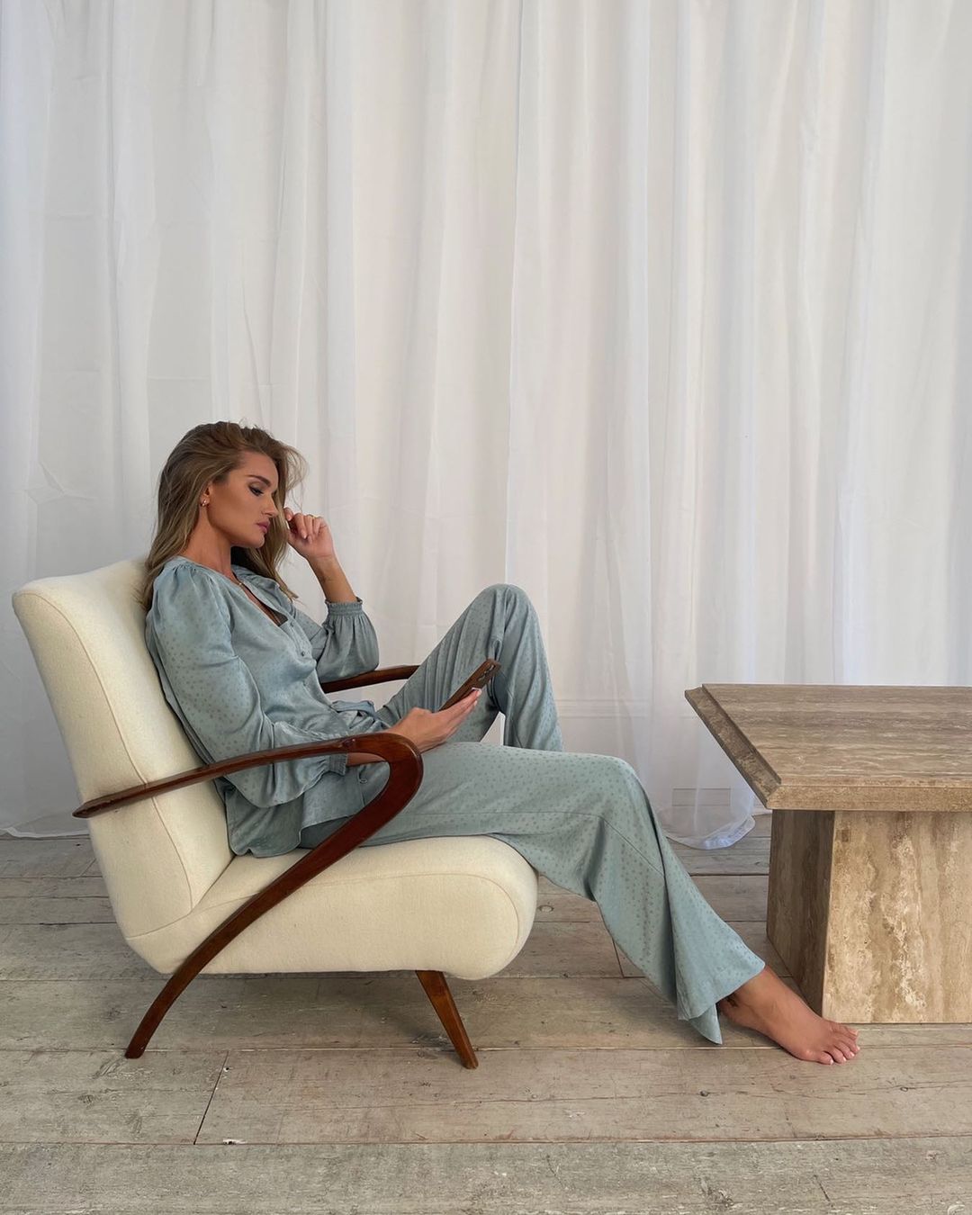 Роскошная простота: Роузи Хантингтон-Уайтли показала костюм, который этой осенью нужен всем