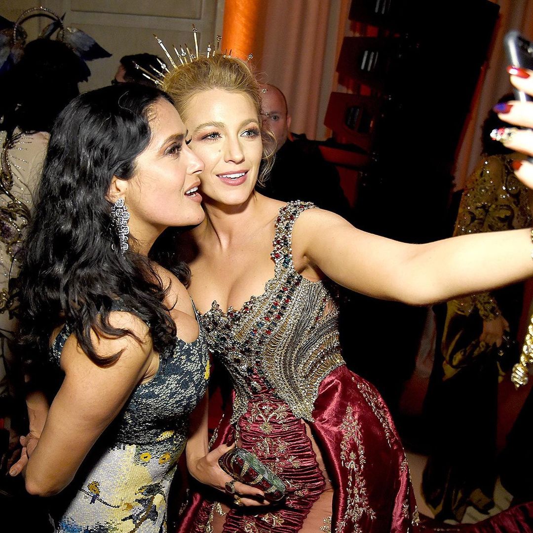 Королева красной дорожки: Сальма Хайек похвасталась роскошной фигурой