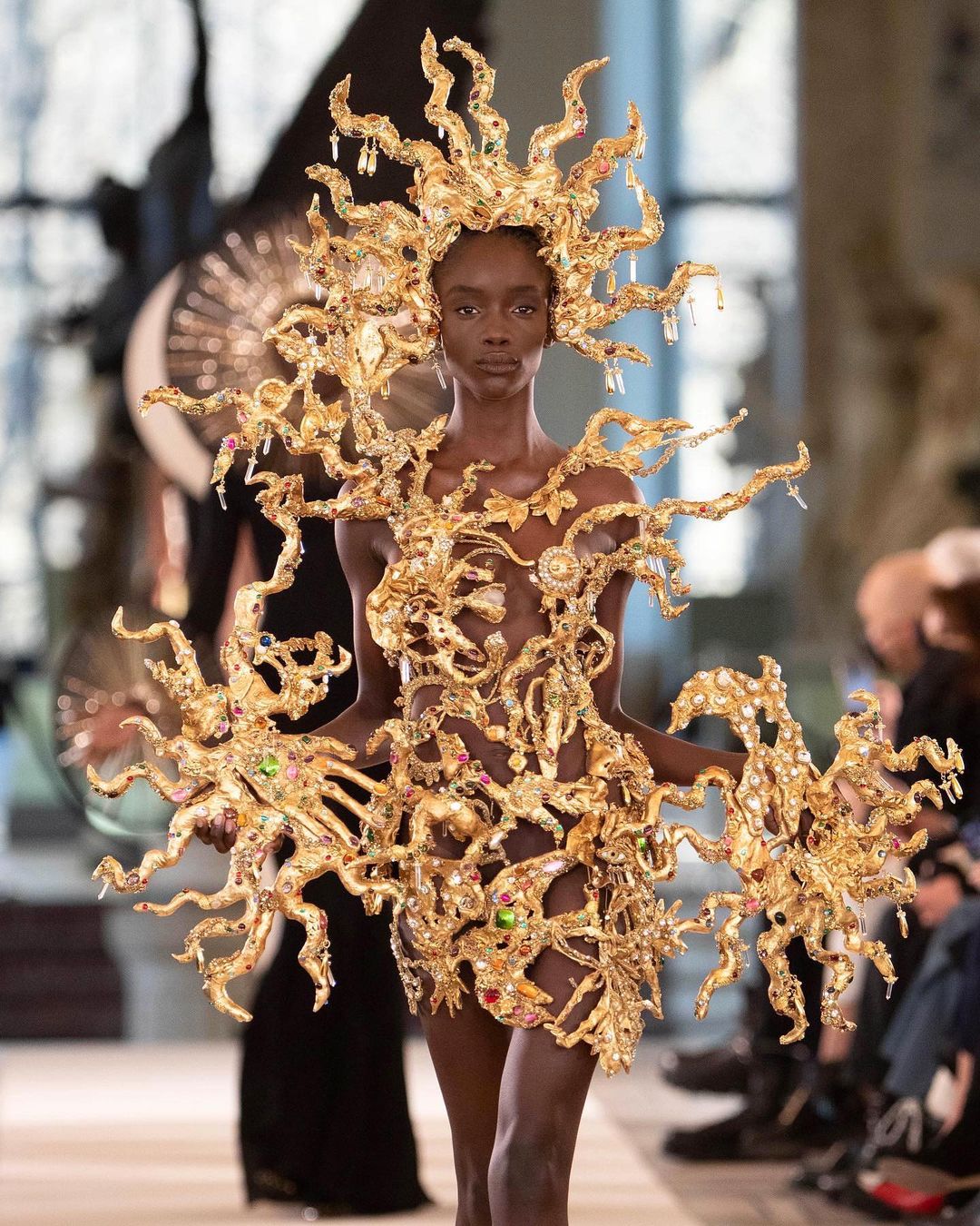 Кільце-пружина, мегамасивні сережки і клатч-голова: ці 7 прикрас від Schiaparelli обіцяють стати хітами 2022 (фото)