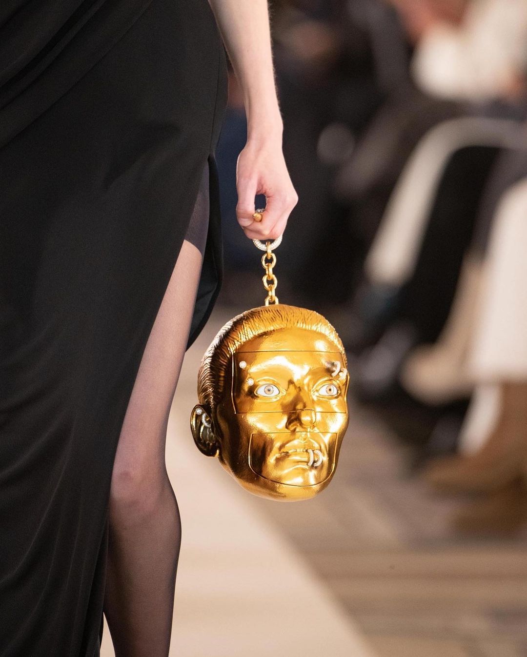 Кільце-пружина, мегамасивні сережки і клатч-голова: ці 7 прикрас від Schiaparelli обіцяють стати хітами 2022 (фото)