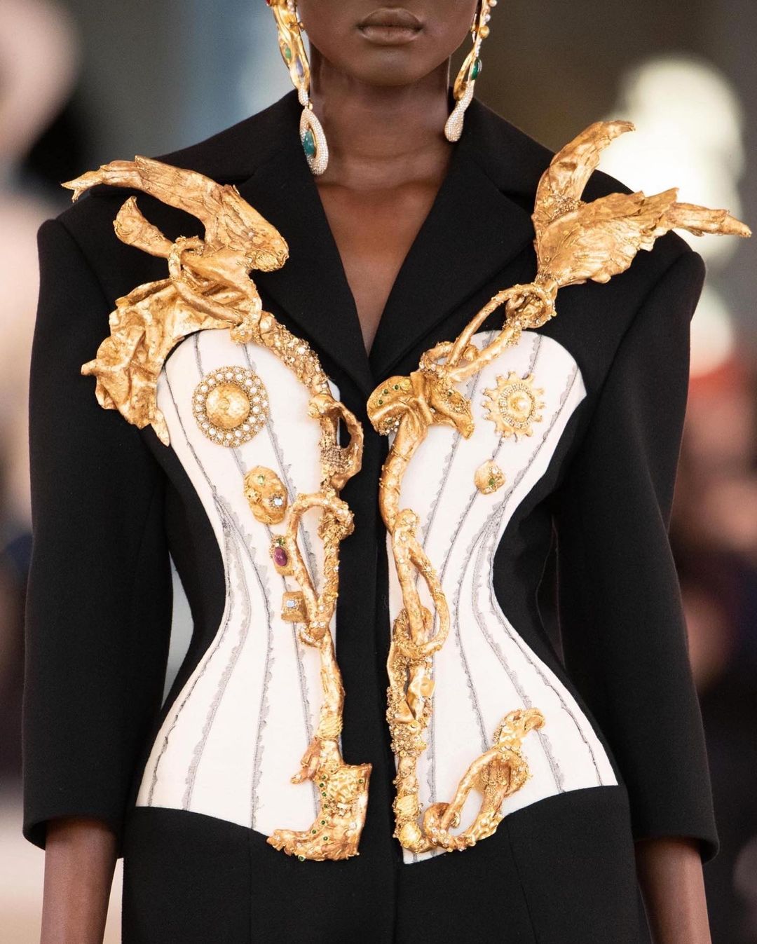 Кільце-пружина, мегамасивні сережки і клатч-голова: ці 7 прикрас від Schiaparelli обіцяють стати хітами 2022 (фото)