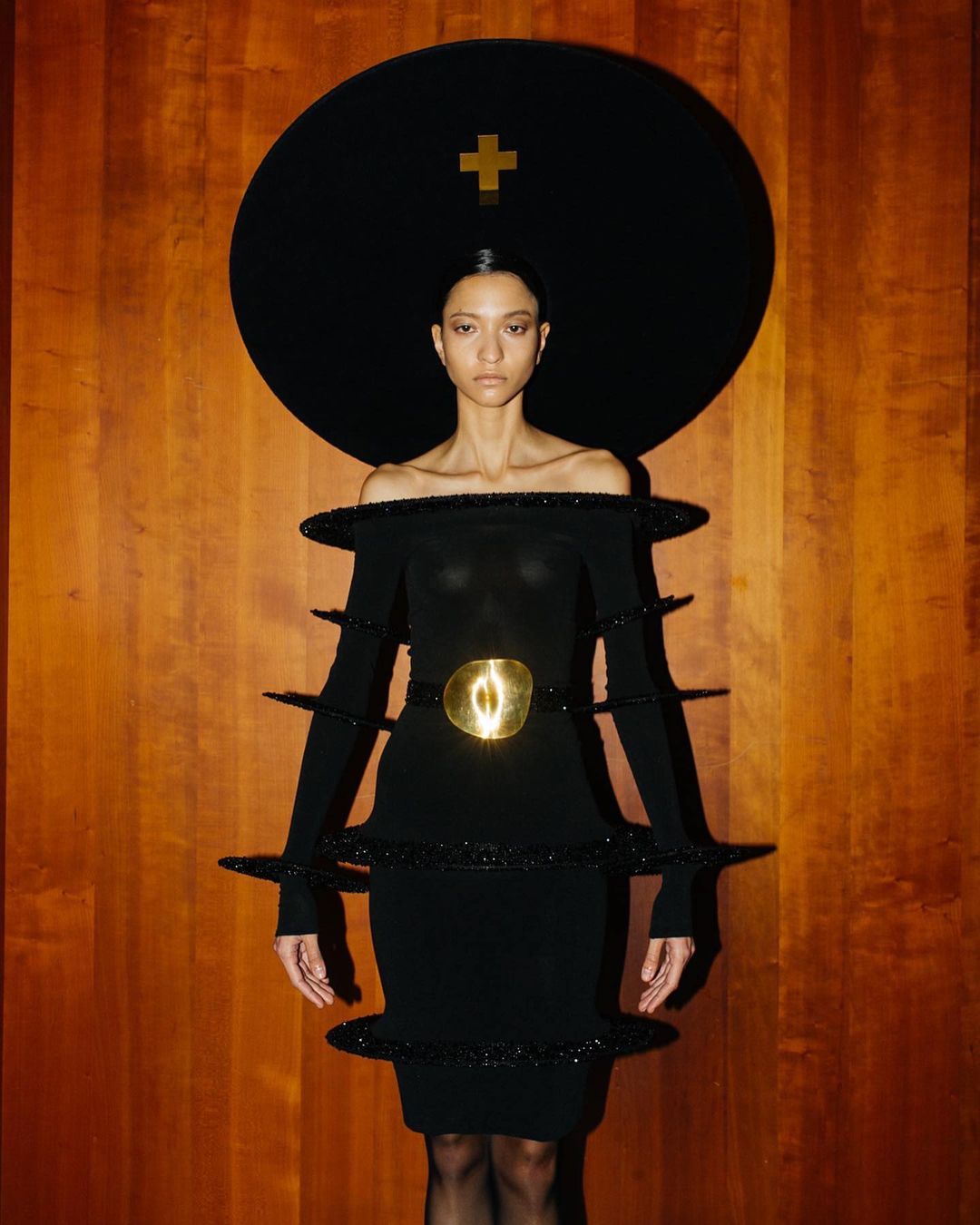 Кільце-пружина, мегамасивні сережки і клатч-голова: ці 7 прикрас від Schiaparelli обіцяють стати хітами 2022 (фото)