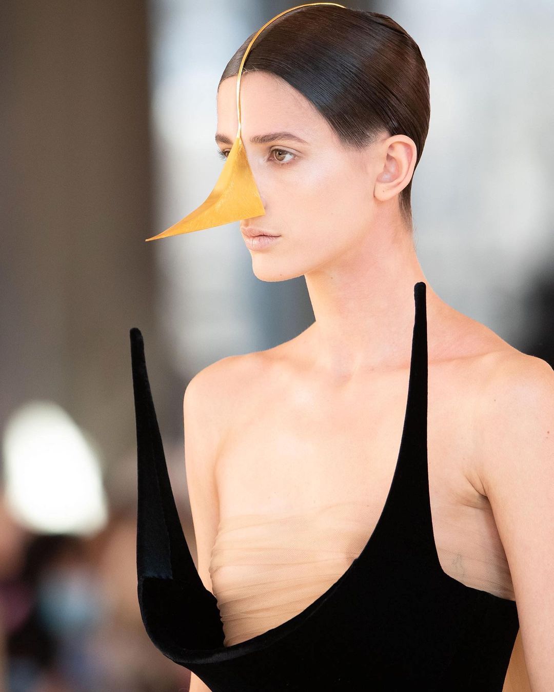 Кільце-пружина, мегамасивні сережки і клатч-голова: ці 7 прикрас від Schiaparelli обіцяють стати хітами 2022 (фото)