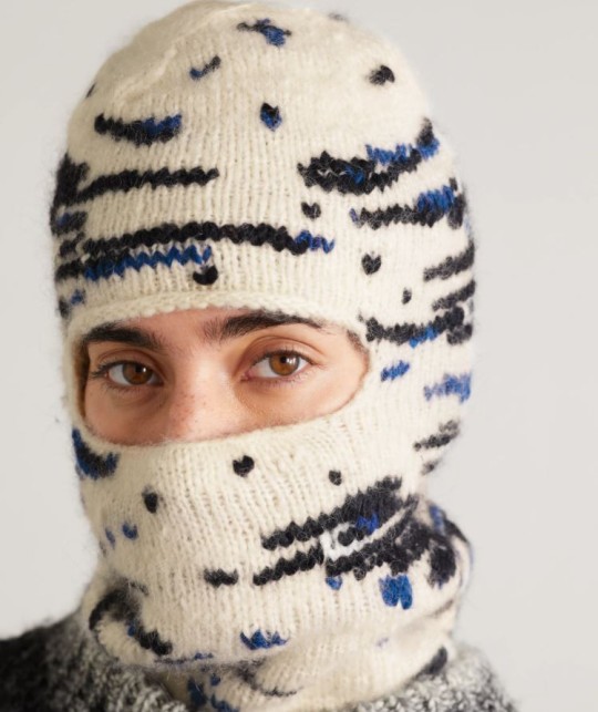Будто бабушка связала: как правильно носить балаклаву зимой 2021-2022 (фото)