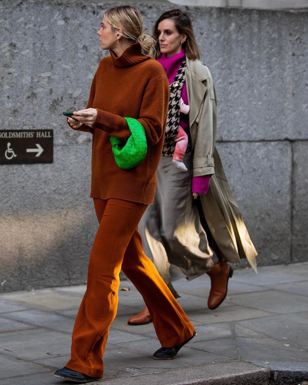 Стритстайл на Неделе моды осень-зима 2022 в Лондоне: лучшие образы