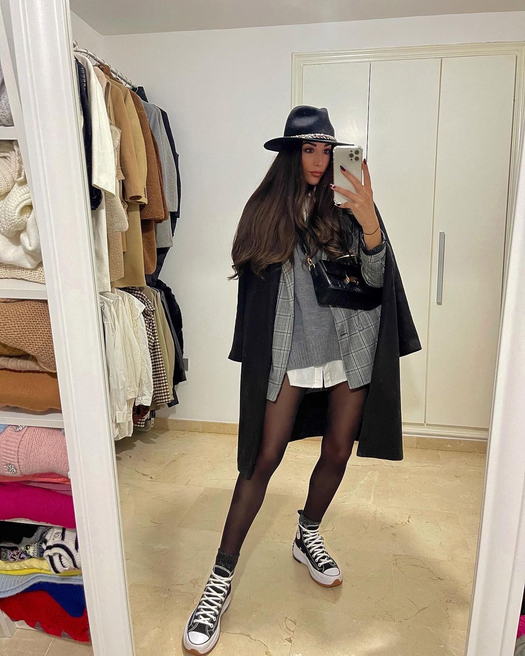 Щоб не зганьбитися: стиліст показала, які колготки носити цієї осені