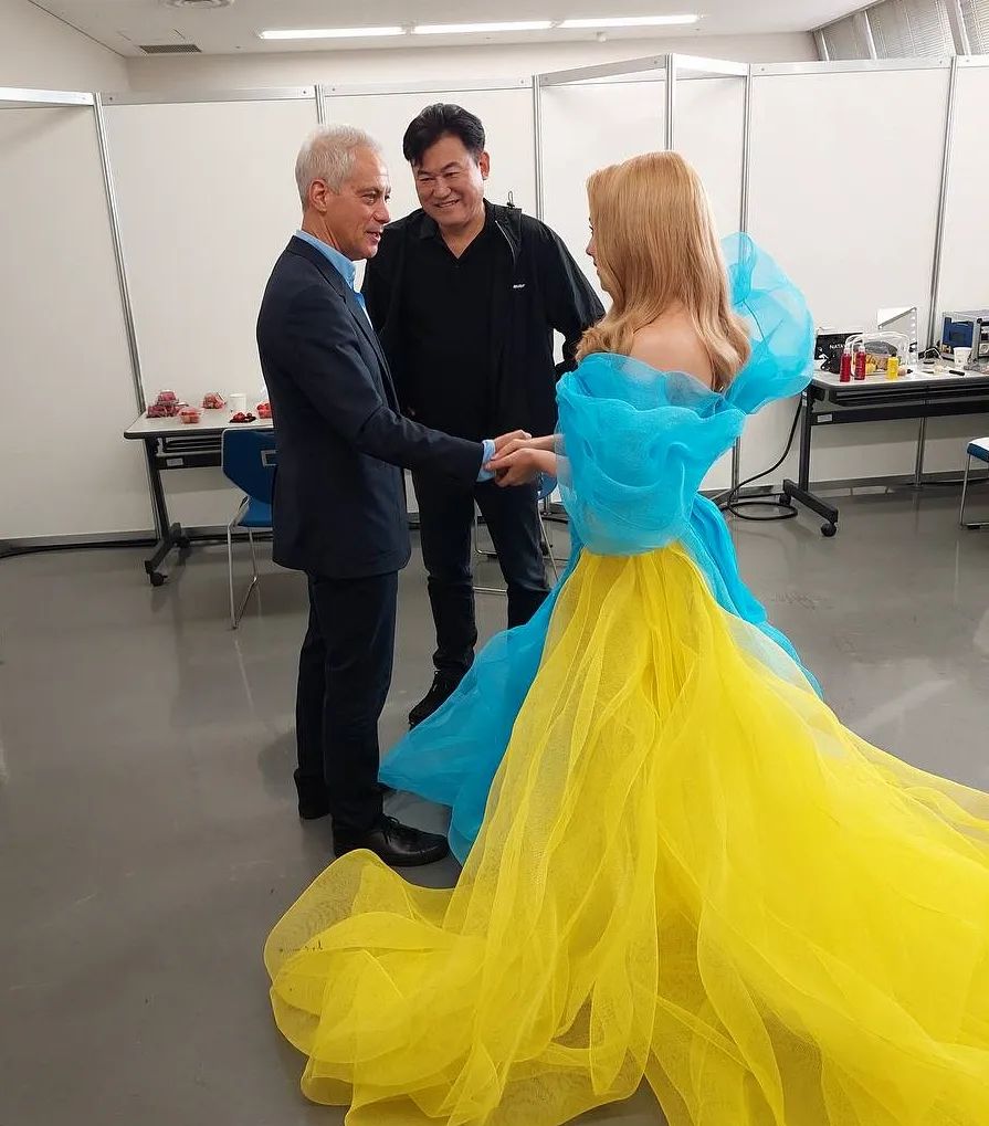 Тина Кароль поражает японцев роскошным патриотическим платьем: яркие фото и видео