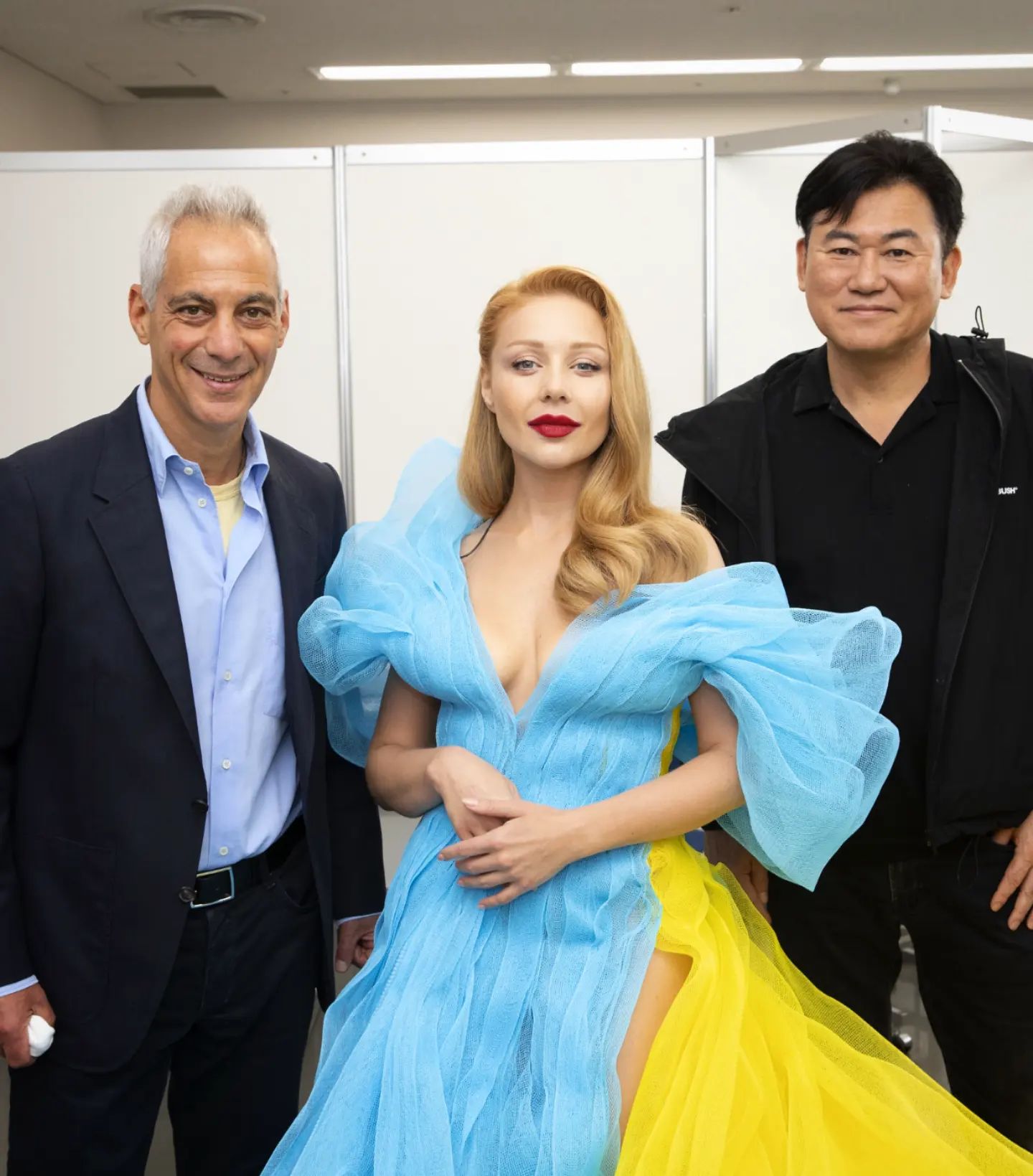 Тина Кароль поражает японцев роскошным патриотическим платьем: яркие фото и видео