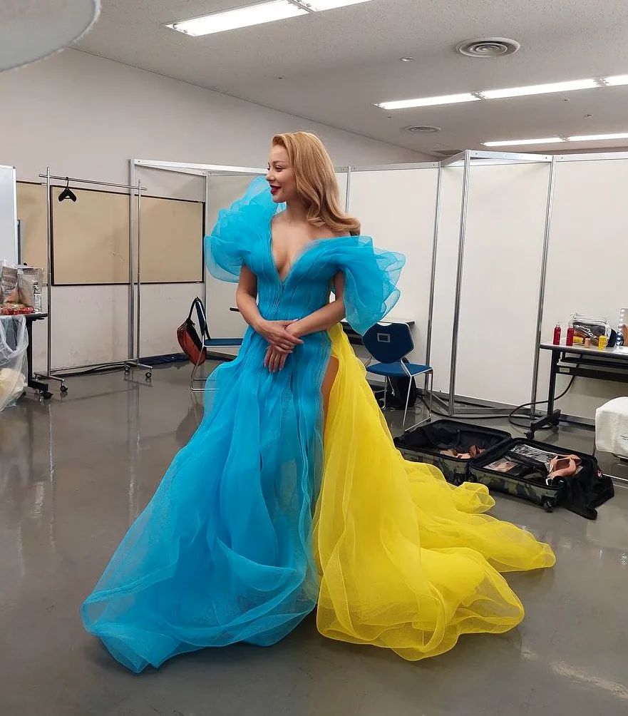 Тина Кароль поражает японцев роскошным патриотическим платьем: яркие фото и видео