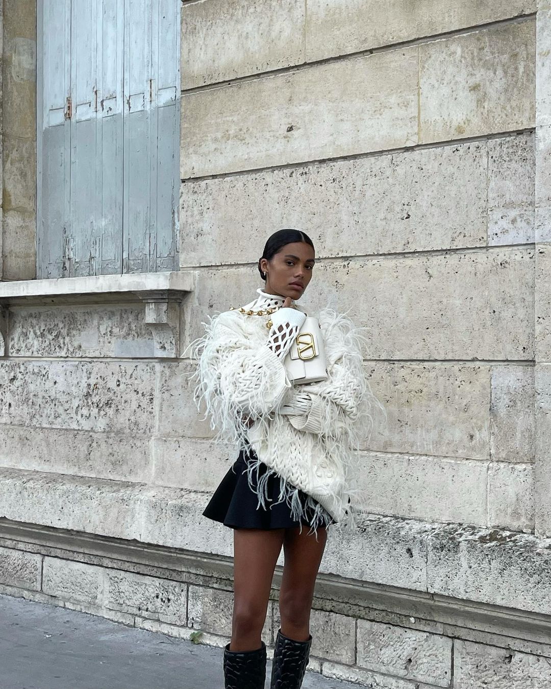 Пушистый свитер и массивные сапоги: Тина Кунаки показала, как носить мини-юбку в холода