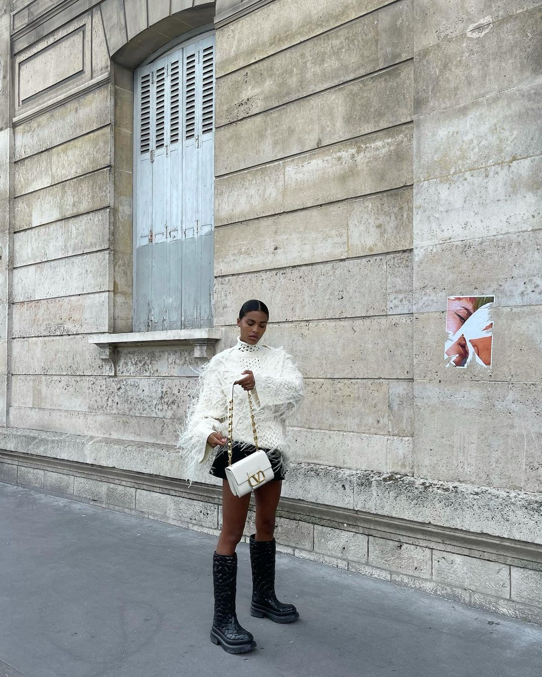 Пушистый свитер и массивные сапоги: Тина Кунаки показала, как носить мини-юбку в холода