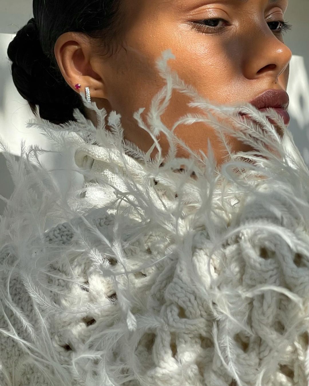 Пушистый свитер и массивные сапоги: Тина Кунаки показала, как носить мини-юбку в холода