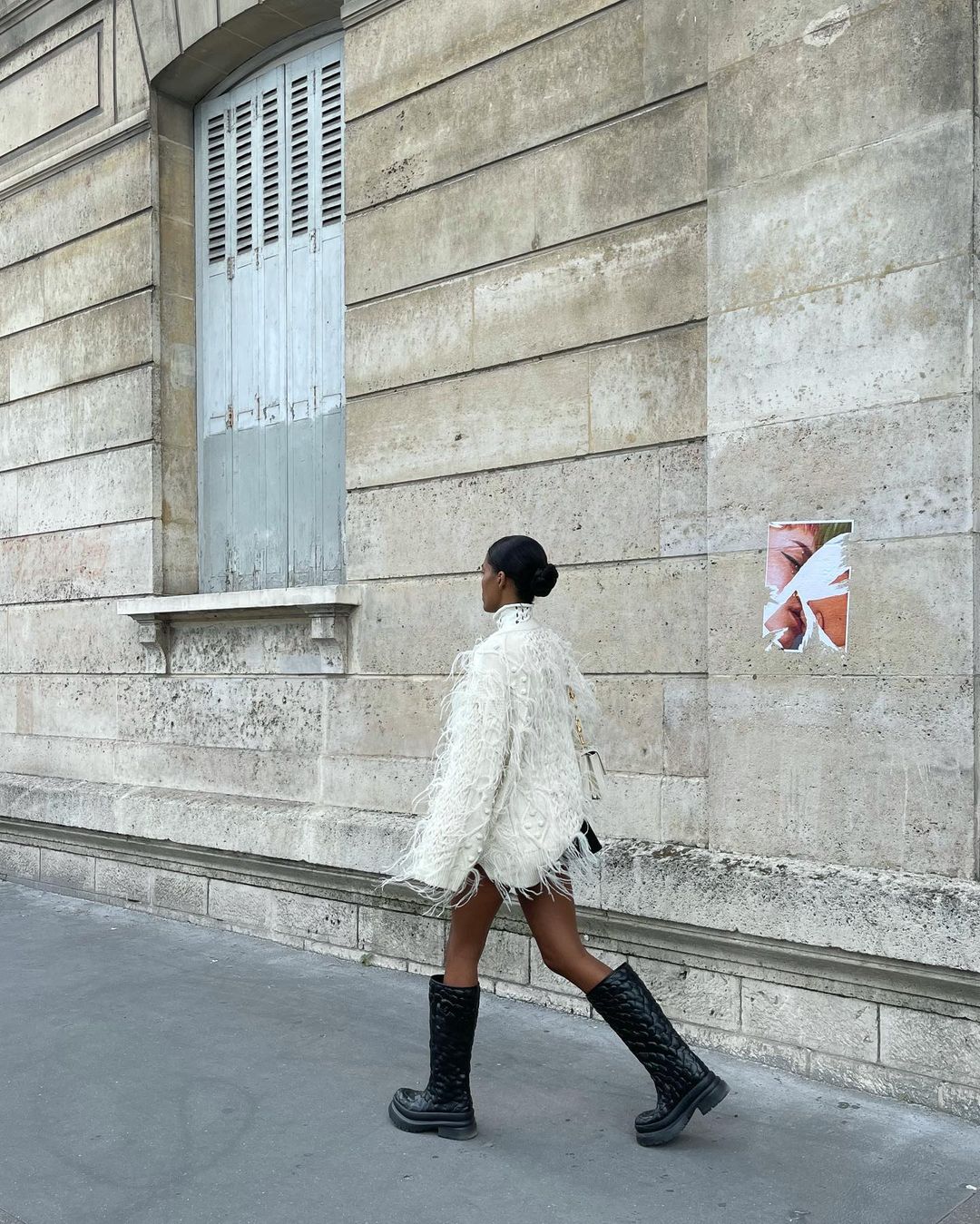 Пушистый свитер и массивные сапоги: Тина Кунаки показала, как носить мини-юбку в холода