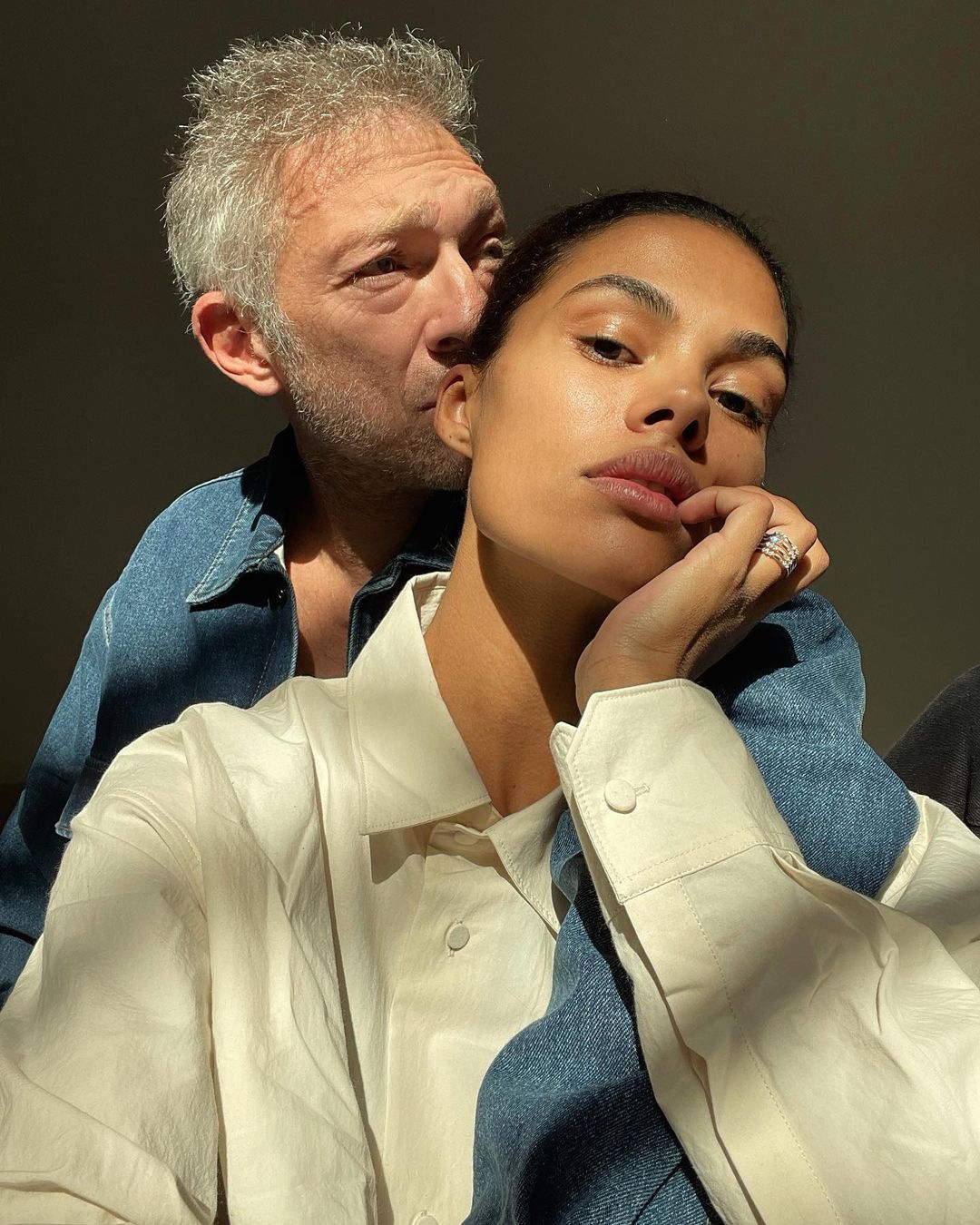 Знайди собі когось, хто буде дивитися на тебе, як Венсан Кассель на Тіну Кунакі: топ-15 романтичних фото пари