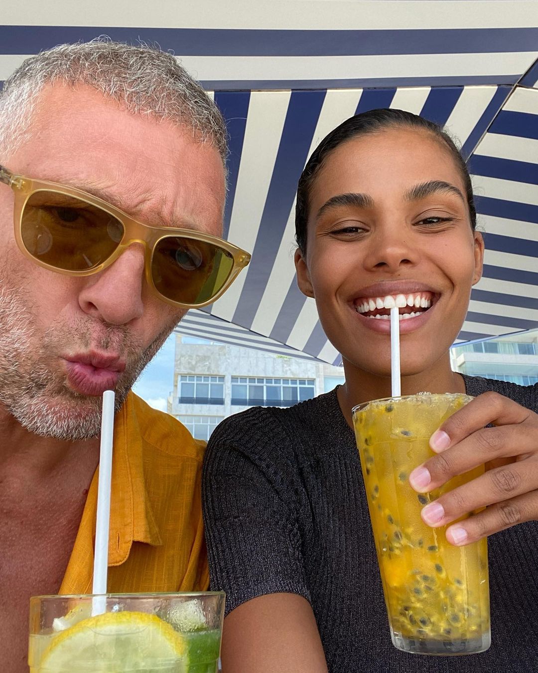 Знайди собі когось, хто буде дивитися на тебе, як Венсан Кассель на Тіну Кунакі: топ-15 романтичних фото пари