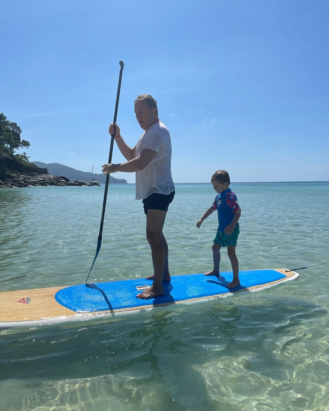 Держать баланс: Осадчая и Горбунов с сыном устроили яркую фотосессию во время сапсерфинга