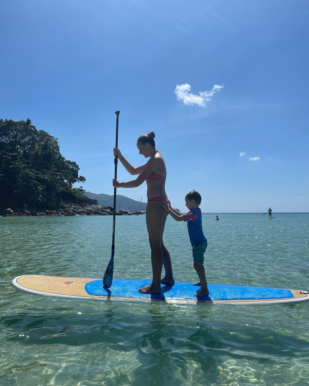 Держать баланс: Осадчая и Горбунов с сыном устроили яркую фотосессию во время сапсерфинга